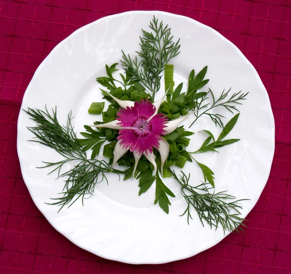 Čerstvý chutný salát ze zelené zeleniny — Stock fotografie