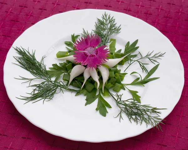 Frischer appetitanregender Salat aus grünem Gemüse — Stockfoto