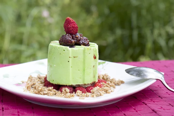 Süßes Dessert mit frischer Walderdbeere und Fruchtmarmelade — Stockfoto