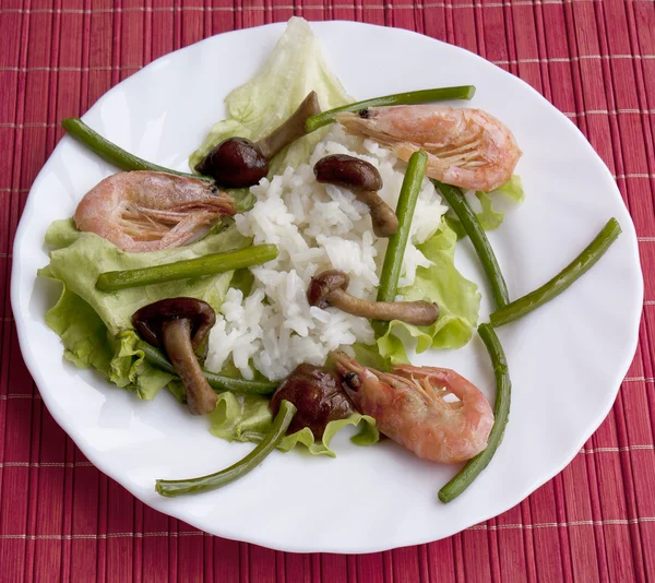 ライスと茹でエビと食欲をそそる揚げ菌類 — ストック写真