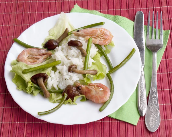 Appetizing fried fungi with rice and boiled shrimps — Stock Photo, Image