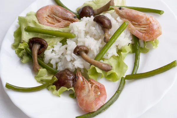 Chutné smažené houby, rýži a vařené krevety — Stock fotografie
