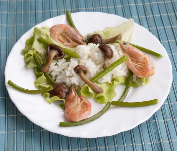Appetizing fried fungi with rice and boiled shrimps — Stock Photo, Image