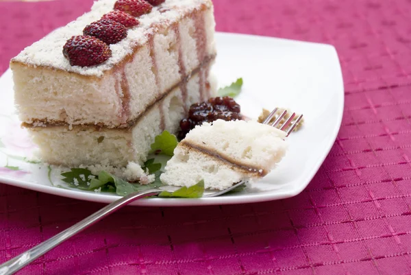 Γλυκό μπισκότο με φρούτα και φρέσκα άγρια Φράουλα μαρμελάδα — Φωτογραφία Αρχείου