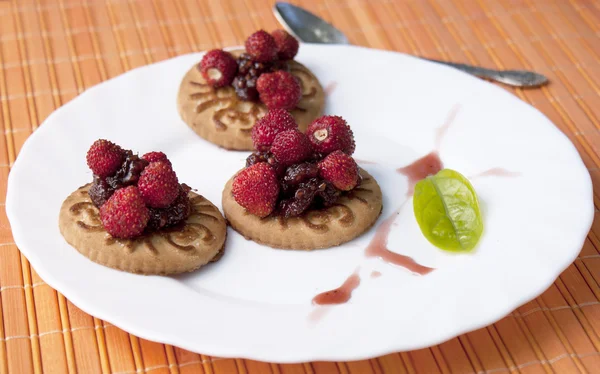 Vanilla cookies with tea and ripe berries of wild strawberry — Stock Photo, Image