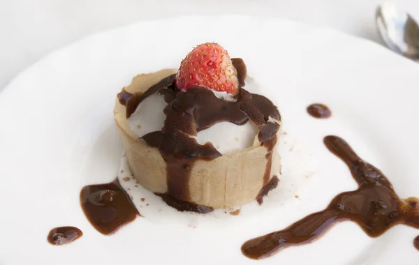 Zoet een dessert consumptie-ijs met een verse aardbei — Stockfoto