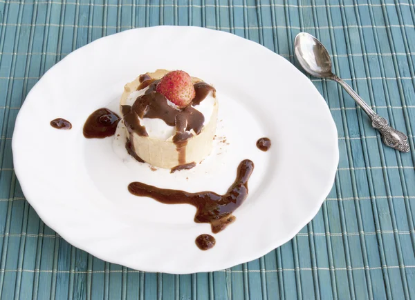 开胃奶油冰淇淋和巧克力釉 — 图库照片