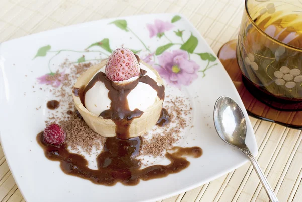Iştah açıcı bir krem dondurma ile çikolata sır içinde — Stok fotoğraf