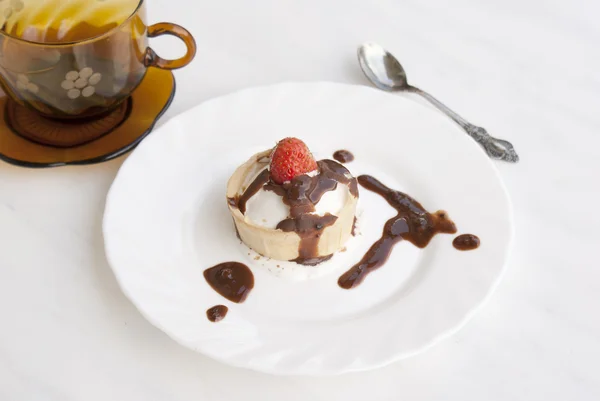 Морозиво з полуницею та шоколадною глазур'ю — стокове фото