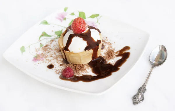 딸기와 초콜릿 유약 달콤한 아이스크림 — 스톡 사진