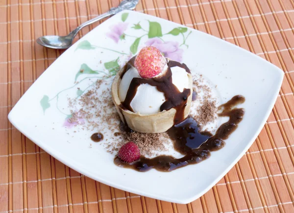 Сладкое мороженое с клубничной и шоколадной глазурью — стоковое фото