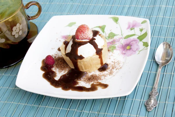 Romige ijs met een bes van een aardbeien en chocolade glazuur — Stockfoto