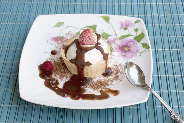 Aperitivo di un gelato alla panna con in smalto di cioccolato e una fragola fresca — Foto Stock