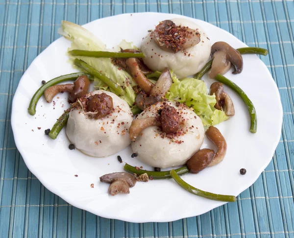 Appetizing pelmeni with fried fungi — Stock Photo, Image