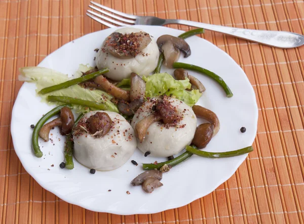 Appetizing pelmeni with fried fungi — Stock Photo, Image