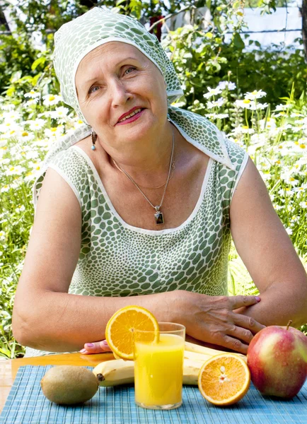 Yetişkin kadın ve meyve — Stok fotoğraf