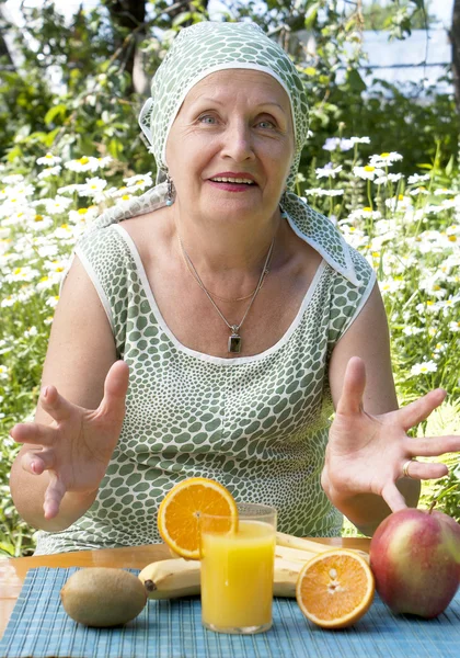 Доросла жінка і фрукти — стокове фото