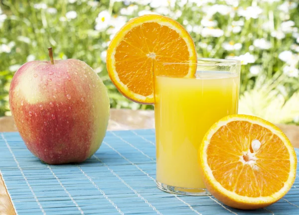 Glas färsk apelsinjuice — Stockfoto