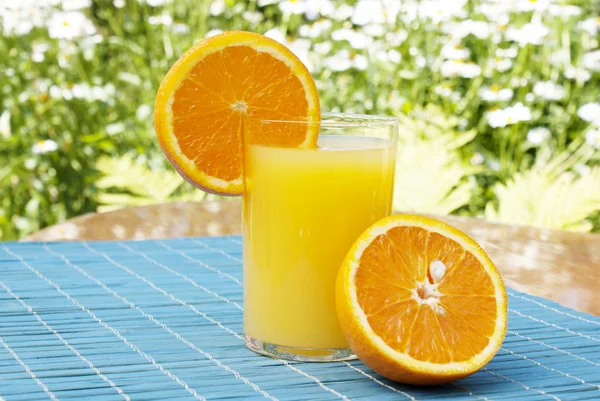 Vetro di succo d'arancia fresco — Foto Stock