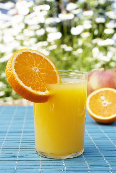 Glas färsk apelsinjuice — Stockfoto