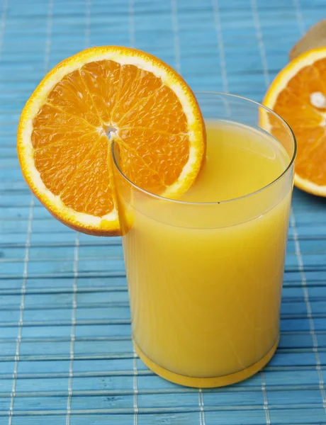 Vaso de zumo de naranja fresco —  Fotos de Stock