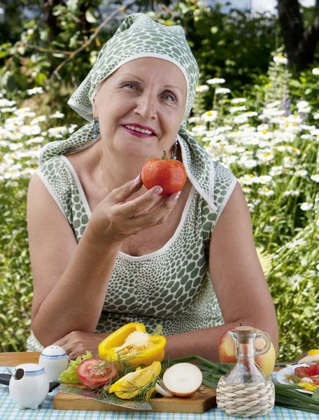A mulher adulta feliz e verduras apetitosas frescas — Fotografia de Stock