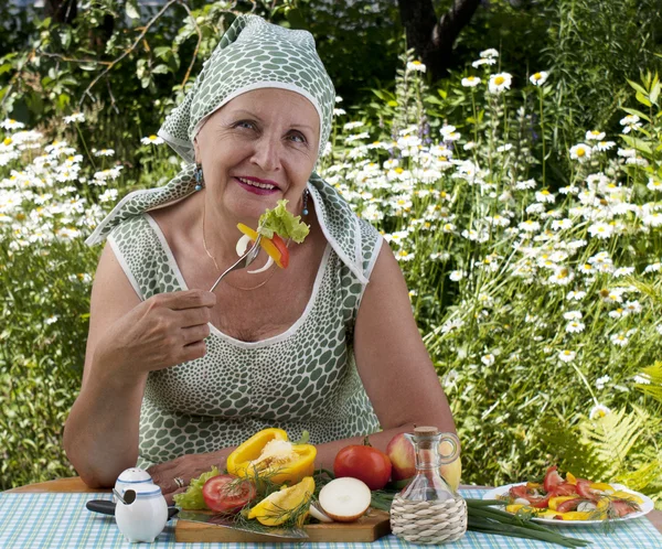 The woman eats salad from fresh vegetables — Stock Photo, Image