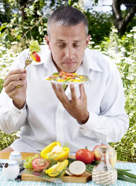 Вегетарианец пробует салат. — стоковое фото