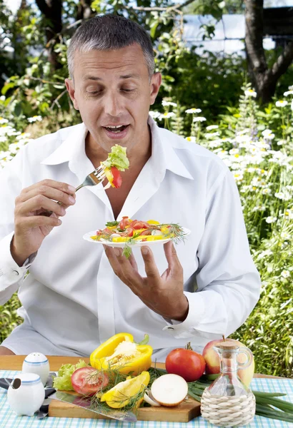Чоловік вегетаріанець смакує салат — стокове фото