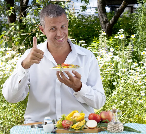 Der Mann, der Vegetarier isst Salat — Stockfoto