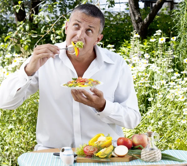 Człowiek wegetariańskie zjada sałatka — Zdjęcie stockowe