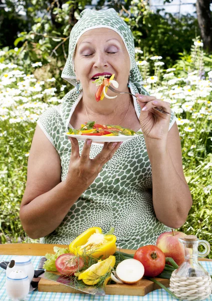 A mulher come salada — Fotografia de Stock