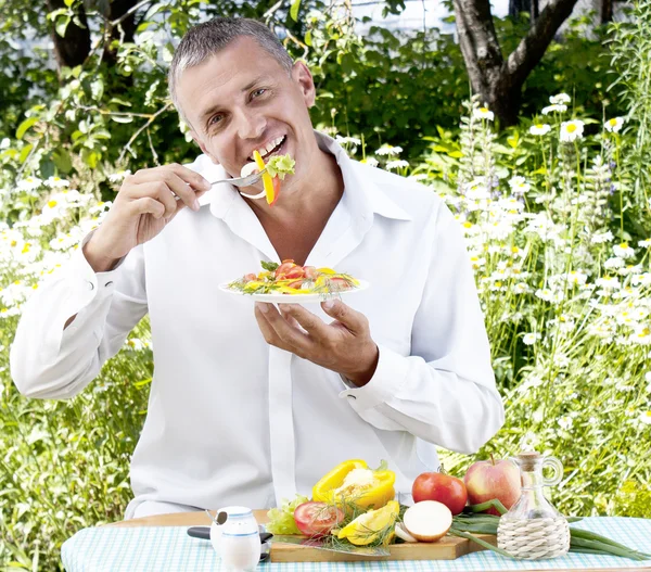 Az ember a vegetáriánus eszik saláta — Stock Fotó