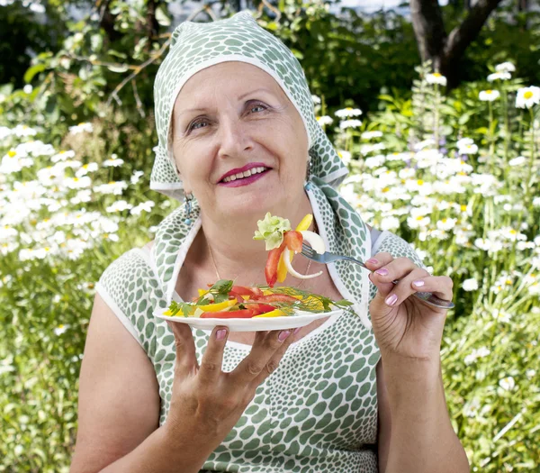 Kobieta spożywa sałatka — Zdjęcie stockowe