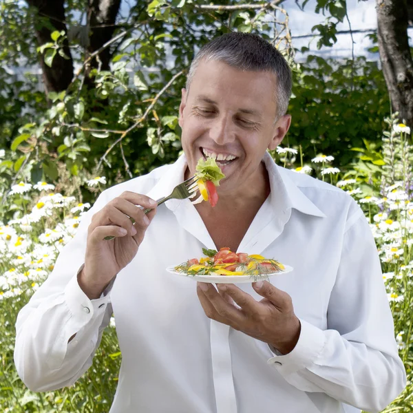 男、ベジタリアンが食べるサラダ — ストック写真