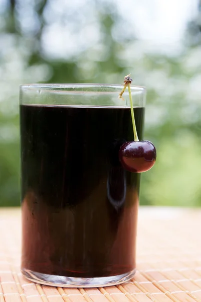 自然の新鮮なチェリー ジュースのガラス — ストック写真