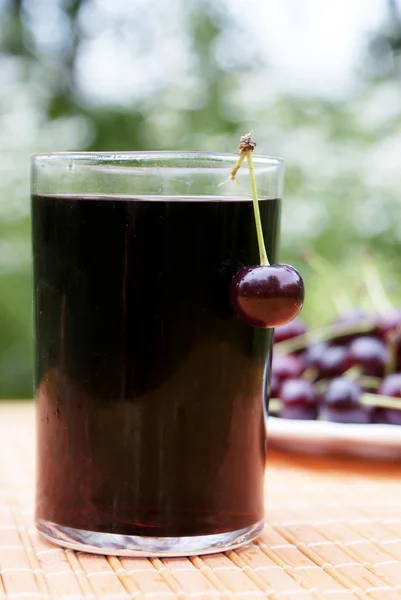 Bicchiere di succo di ciliegia fresco naturale — Foto Stock