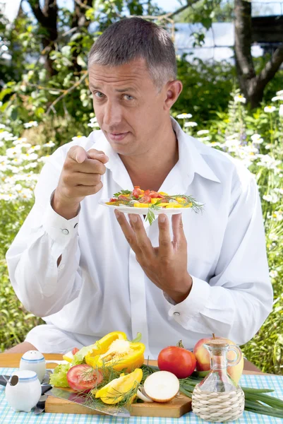 Adam vejetaryen tatlar salata — Stok fotoğraf