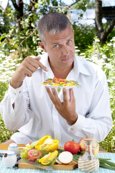 Człowiek wegetariańska sałatka smakuje — Zdjęcie stockowe