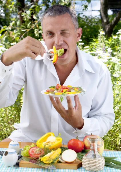 De man de vegetarische salade smaakt — Stockfoto