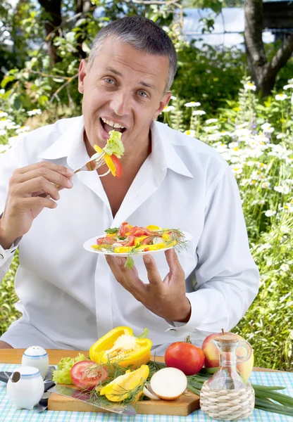 男人的素食口味沙拉 — 图库照片