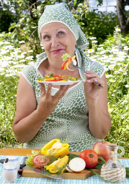 Yetişkin kadın salata yiyor — Stok fotoğraf