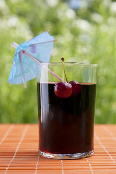 Glas naturliga färska körsbär saft — Stockfoto