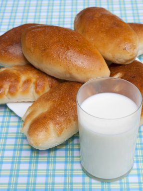 iştah açıcı pişmiş ev pies taze süt