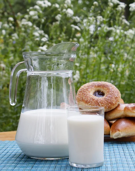 Frische Milch mit appetitlich rostigen Torten — Stockfoto