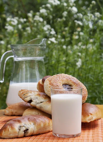 Iştah açıcı kırmızı pies ile taze süt — Stok fotoğraf