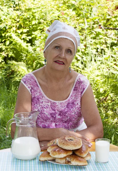 Взрослая женщина и аппетитные домашние пироги — стоковое фото