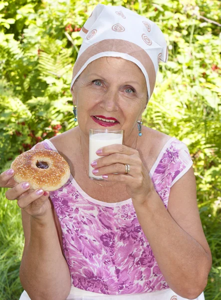 The adult female eats appetizing baked house pies — Stock Photo, Image