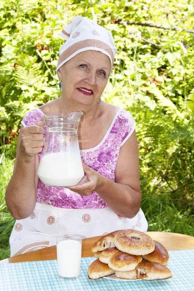 Взрослая женщина и домашние пироги — стоковое фото
