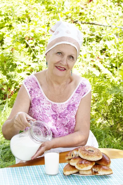 成年女性和开胃烤的房子馅饼与新鲜的牛奶 — 图库照片